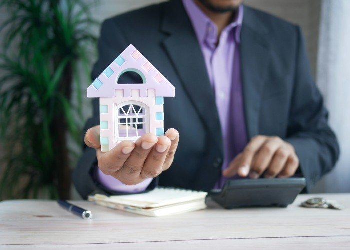 What Is a Mortgage Broker? Role Explained Simply